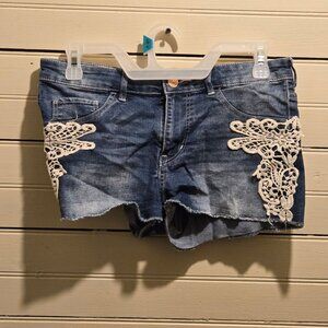 H&M &Denim Shorts Girls 12-13Y Blue Denim Crochet Applique Frayed Hem